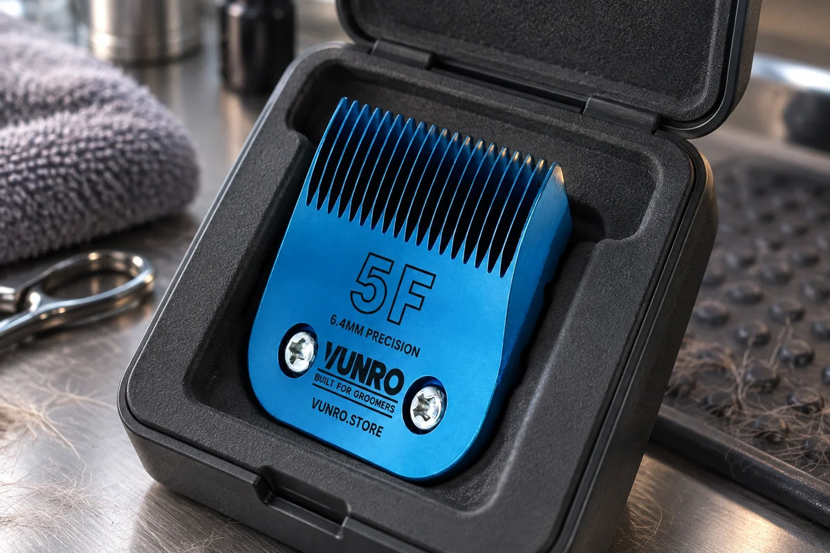 VUNRO Blue Steel 5F blade resting securely inside a fitted grooming blade case